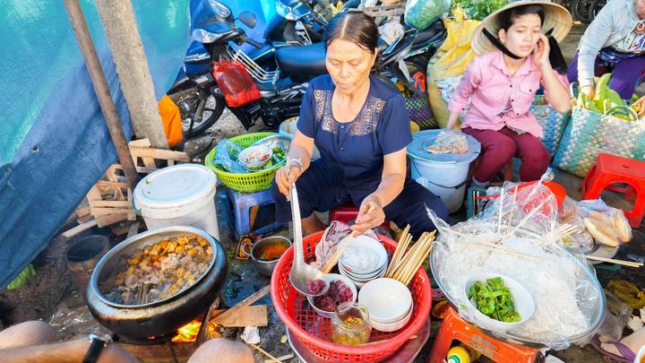 Blouse tay phồng quá đà: Tay phồng quá to dễ khiến tổng thể trông nặng nề, thay vào